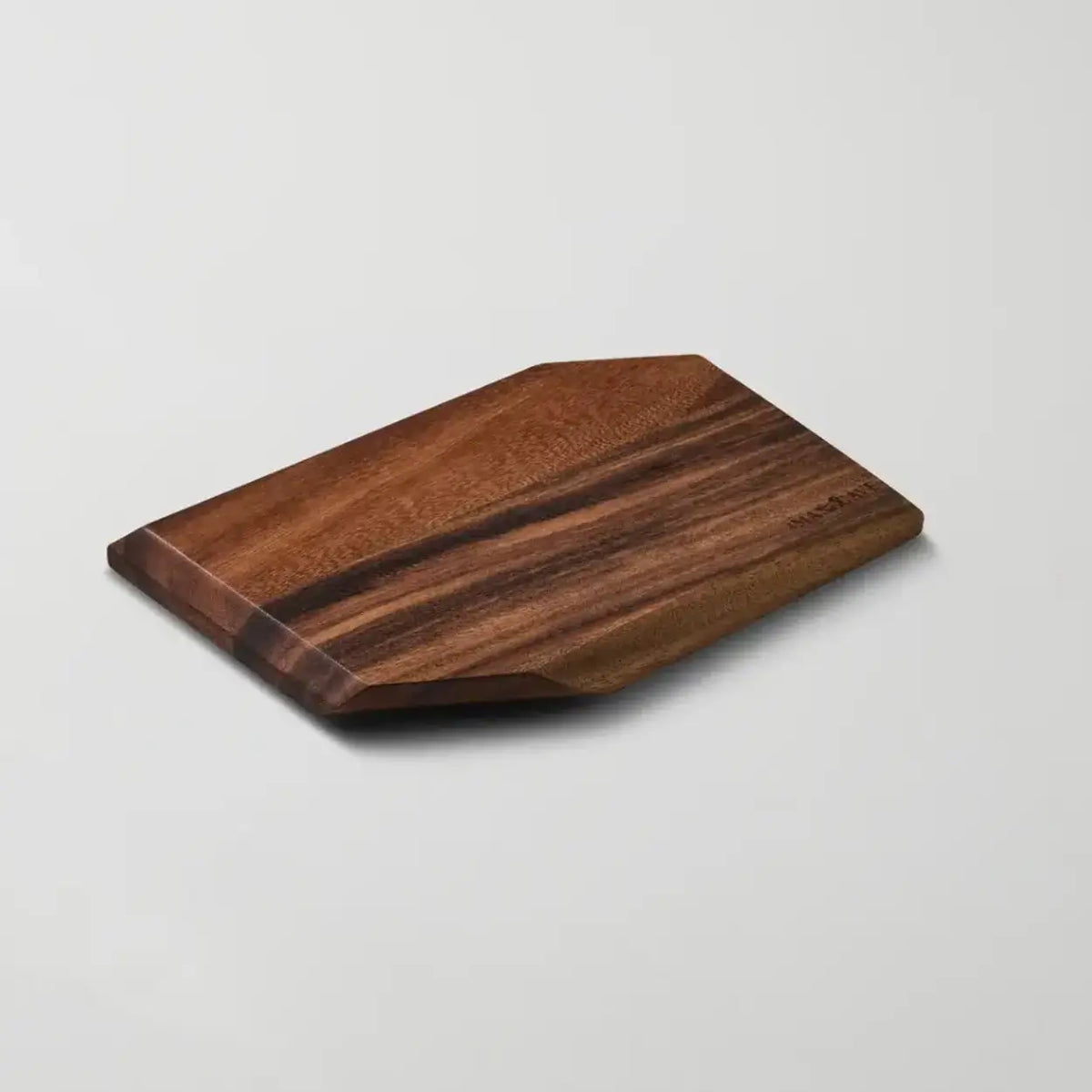 The Companion Board i massiv valnød - din daglige køkkenpartner. Fra hverdagsmad til bøf-aftenener. Robust, elegant og altid klar til brug.