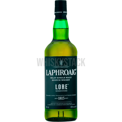 Flaske af Laphroaig Lore Single Malt Whisky med karakteristisk mørk etiket, fremvist foran en baggrund, der afspejler Islay's robuste kystlandskab, illustrerer whiskyens rige og røgede arv.