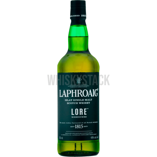Flaske af Laphroaig Lore Single Malt Whisky med karakteristisk mørk etiket, fremvist foran en baggrund, der afspejler Islay's robuste kystlandskab, illustrerer whiskyens rige og røgede arv.