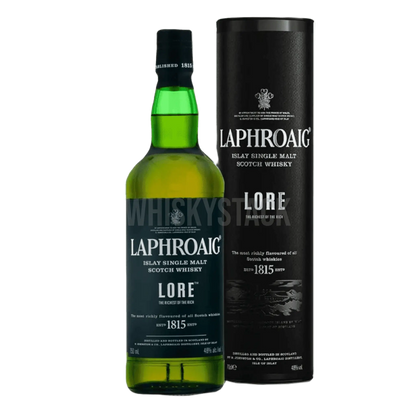Flaske og box af Laphroaig Lore Single Malt Whisky med karakteristisk mørk etiket, fremvist foran en baggrund, der afspejler Islay's robuste kystlandskab, illustrerer whiskyens rige og røgede arv.