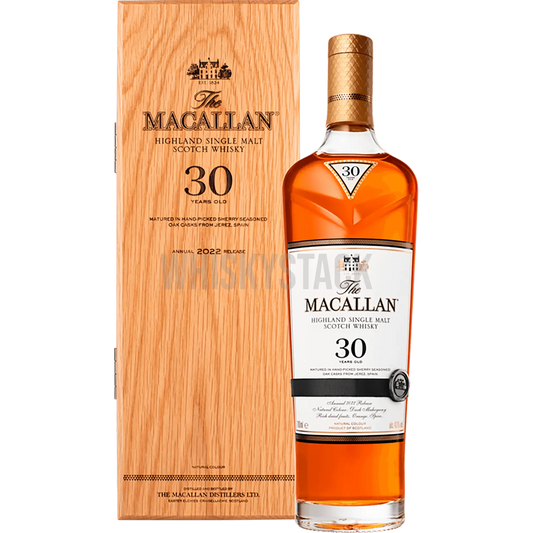  The Macallan Sherry Oak 30 Years Old præsenteret med sin karakteristiske dybe mahognifarve og elegant etiket, symboliserende dens rige og komplekse smagsprofil modnet i sherryfade.